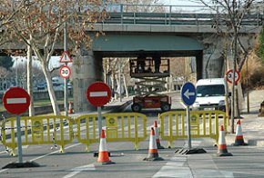 Comencen les obres de reparació de les bigues del pont de l'avinguda d'Adelaida