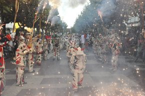 La colla infantil de Diables Els Cagarrieres s'estrena dins el primer Cagafocs de Cambrils