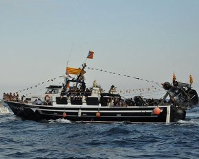 El port acull amb una gran expectació la processó per terra i per mar de la Mare de Déu del Carme