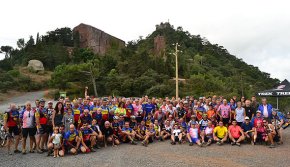 Esports Mariné reuneix més de 130 ciclistes en la seva tradicional sortida i esmorzar al castell d'Escornalbou
