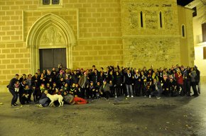 Un centenar de cambrilencs celebren les 12 campanades a la plaça de l'església de Santa Maria