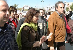 Un centenar de professors escridassen la consellera d'Educació a les portes de l'Ajuntament