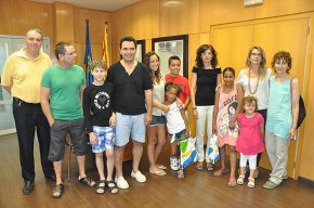 Arriben les dues xiquetes sahrauís que passaran l'estiu a Cambrils