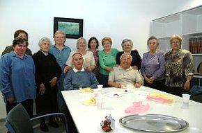 Voluntaris i usuaris de l'entitat Amics de la Gent Gran de Cambrils celebren la diada de Sant Jordi 