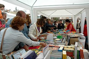 Llibres i roses per a tots els gustos en la diada de Sant Jordi a Cambrils