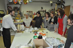 El pastisser Gabriel Bartra mostra com fer un pessebre de xocolata al taller de Nuri Mariné