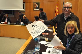 Apareixen uns cartells on es culpabilitza al PSC de la situació econòmica de l'Ajuntament 