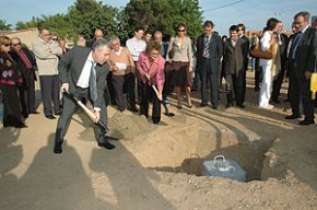 La consellera de Salut, Marina Geli, posa la primera pedra de lampliació del CAP i del futur hospital lleuger 