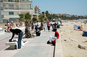 Es realitzen les primeres actuacions contra la venda il·legal abans d'entrar en vigor l'ordenança de Convivència Ciutadana