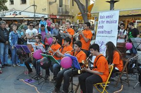 Els comerços cambrilencs es vesteixen de gala per la campanya Cambrils comerç de nit