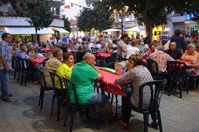 La plaça de l'Església de Sant Pere acull el sopar solidari de la parròquia