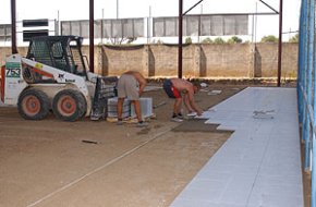 S'amplia i es pavimenta amb terratzo una de les pistes poliesportives contigües a l'Estadi Municipal de Futbol