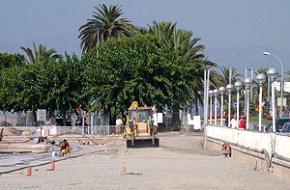Continuen les obres d'alineació de la façana portuària, que havien de quedar enllestides a meitat del mes de juliol
