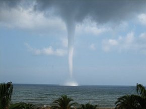 Es forma una espectacular mànega davant del litoral cambrilenc