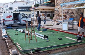 Els restaurants afectats per la remodelació del port desmunten les seves terrasses com a pas previ a les obres