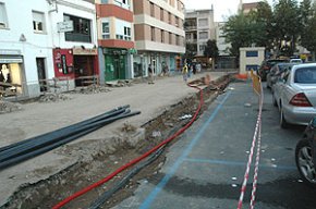 Es fan obres a una part del carrer de les Barques per nivellar-lo amb la travessera de Sant Pere