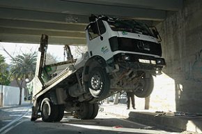 Un camió amb un contenidor ple de ciment s'encasta al pont de l'avinguda d'Adelaida