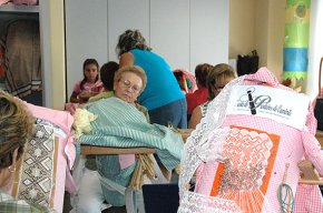 L'Escola de Puntaires de Cambrils treballa en la confecció d'un mocador de puntes per a la geganta Camí