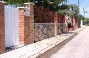 Uns habitatges del barri de la Llosa pateixen filtracions daigua provinent duna mina