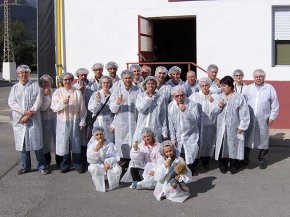 El Ball de Bastons de Cambrils visita una fàbrica de torrons a Xixona