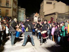 El grup de timbalers Cop de Cap actuen al carnestoltes de Solsona