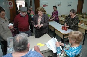 El Club de Jubilats de la Casa del Mar reparteix unes 400 mones de Pasqua entre els seus socis