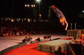 Katakrak porta el circ i el clown al parc del Pinaret