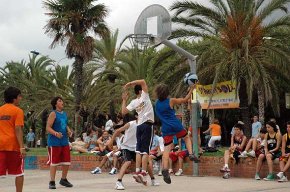 33 equips participen en la VI edició de l'Streetball 3x3 Cambrils, tot i que la pluja desllueix la competició durant la tarda