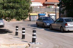 Un vessament d'oli a la calçada provoca un accident de circulació al barri de la Llosa