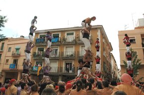 La Plaça d'Espanya acull una diada castellera de la gamma de vuit