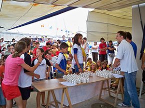 El Club Nàutic Cambrils celebra la Trobada Taronja amb la participació de 75 alumnes d'escoles de vela d'arreu de Catalunya