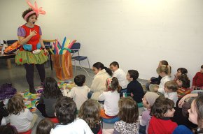 Una trentena de nens i nenes gaudeixen a la Biblioteca de la primera sessió de contes amb globus