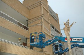 El vent provoca el despreniment d'una façana en un edifici de Vilafortuny