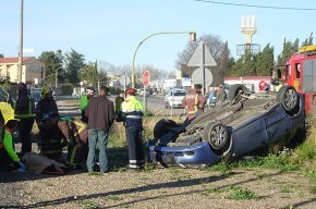 Un aparatós accident de trànsit davant del supermercat Lidl se salda amb dos ferits