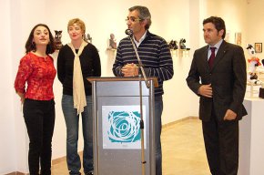 "Mascotes amb mitjons" és l'original exposició d'escultures toves i dibuixos de Marta Claret i Cristina Salvans 