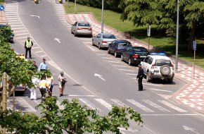 Un vehicle atropella un ciclista en un pas per a vianants del passeig de la Salle