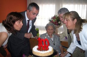 La cambrilenca Rosa Roigé Guasch fa 100 anys envoltada d'amics i familiars