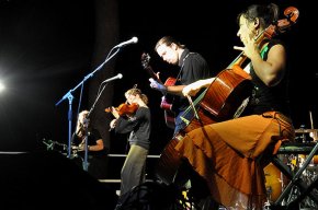 El grup de folk Dealan actua al parc del Pinaret, dintre de la programació del Festa Estiu