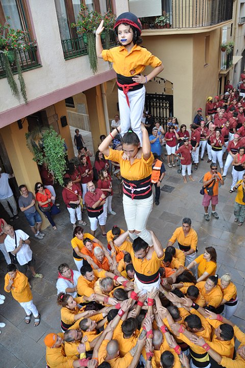 Pilar de 4 caminant dels Castellers de la Bisbal