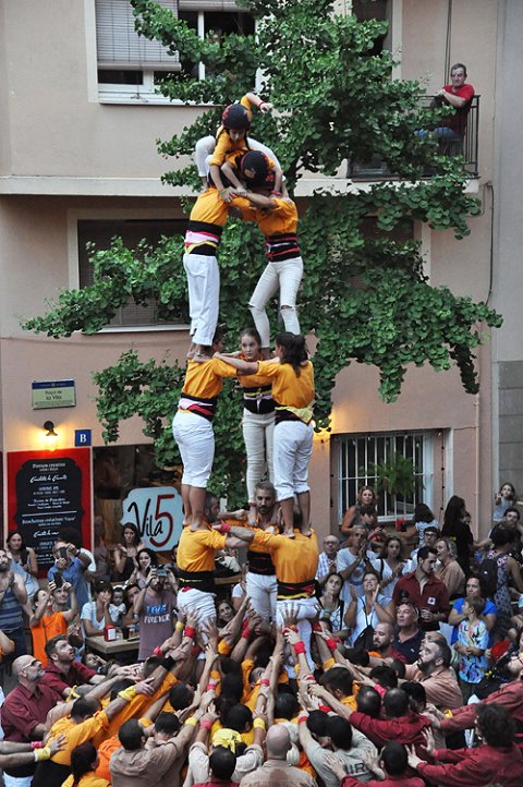 3 de 6 aixecat per sota dels Castellers de la Bisbal