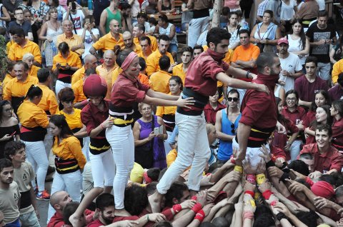 Muntant el pilar de 5 dels Xiquets de Cambrils