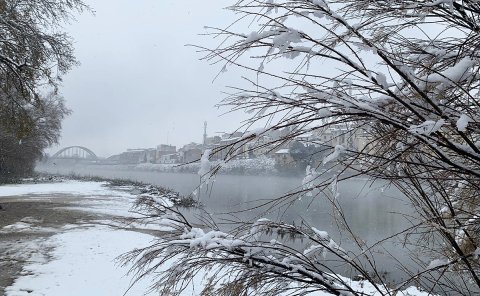 La neu arriba al territori (riu Ebre des de Móra la Nova)