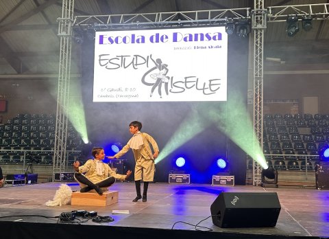 Actuació dels MozartS de l'Estudi Giselle a la darrera edició de la Nit d'Artistes de Cambrils