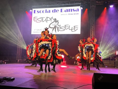 Actuació de cancan de l'Estudi Giselle a la darrera edició de la Nit d'Artistes de Cambrils