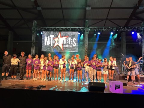 Foto de família dels participants a la darrera edició de la Nit d'Artistes de Cambrils