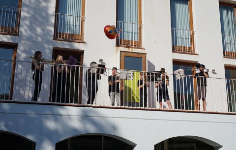 Música als balcons pels carrers del Barri Antic