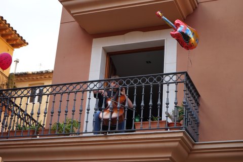 Música als balcons pels carrers del Barri Antic