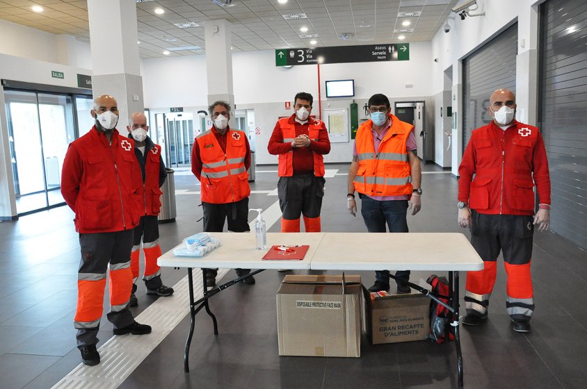 Efectius de la Creu Roja i de Protecció Civil, aquest matí, al vestíbul de l'estació de tren per a fer el repartiment de les mascaretes