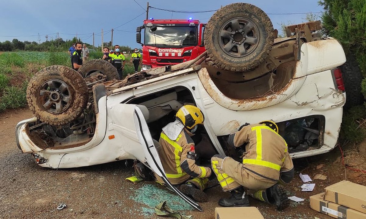 Rescatat El Conductor D'un Vehicle Que Havia Patit Un Accident Al Camí ...