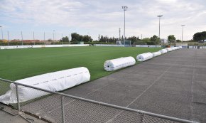 S'instal·la la nova gespa al camp 1 de la zona esportiva del camp de futbol